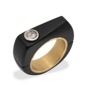 Goldener Ring mit einem Brillanten und Edelholz