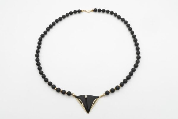 Collier aus Gold und Onyx mit einem Brillanten