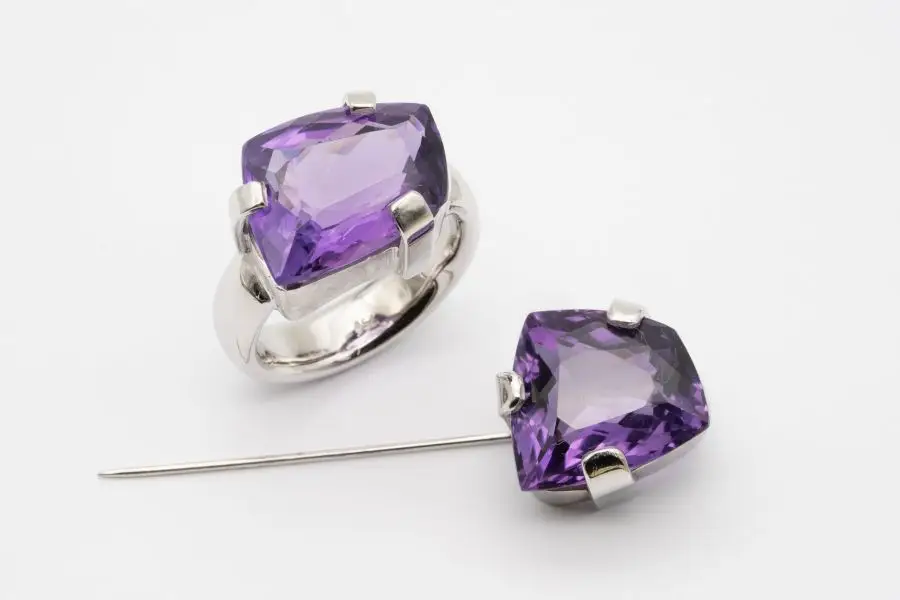 Ring und Anstecknadel mit Amethyst aus dem Goldschmiedekurs in Belrin