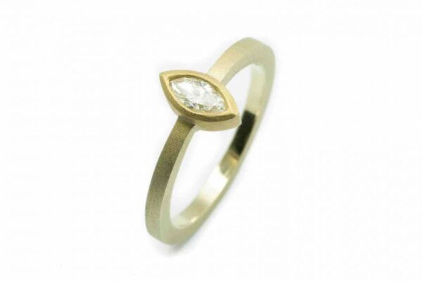 Gelbgold Ring mit Navette Diamanten