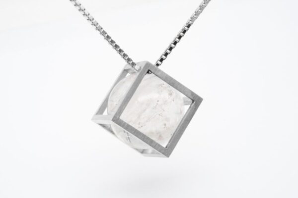 Kubisches Collier mit einer Bergkristall Kugel in 925 Silber – Bild 2