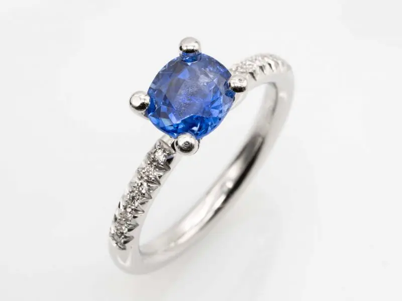 Edler Saphir Ring mit Brillanten