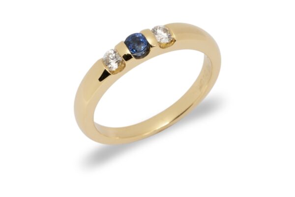 Eleganter Gelbgold-Ring mit Saphir und Diamanten